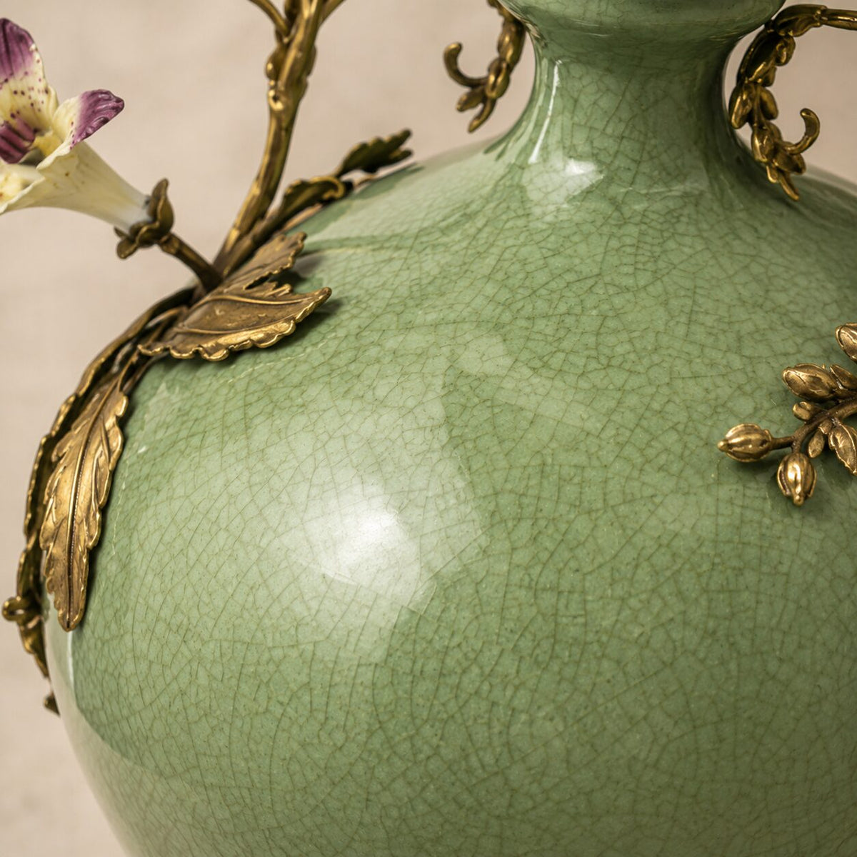 Vase en porcelaine céladon craquelée, monture bronze aux perroquets, détail panse feuillage