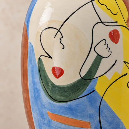 Vase en porcelaine émaillée décor cubiste figure féminine, détail bras poing