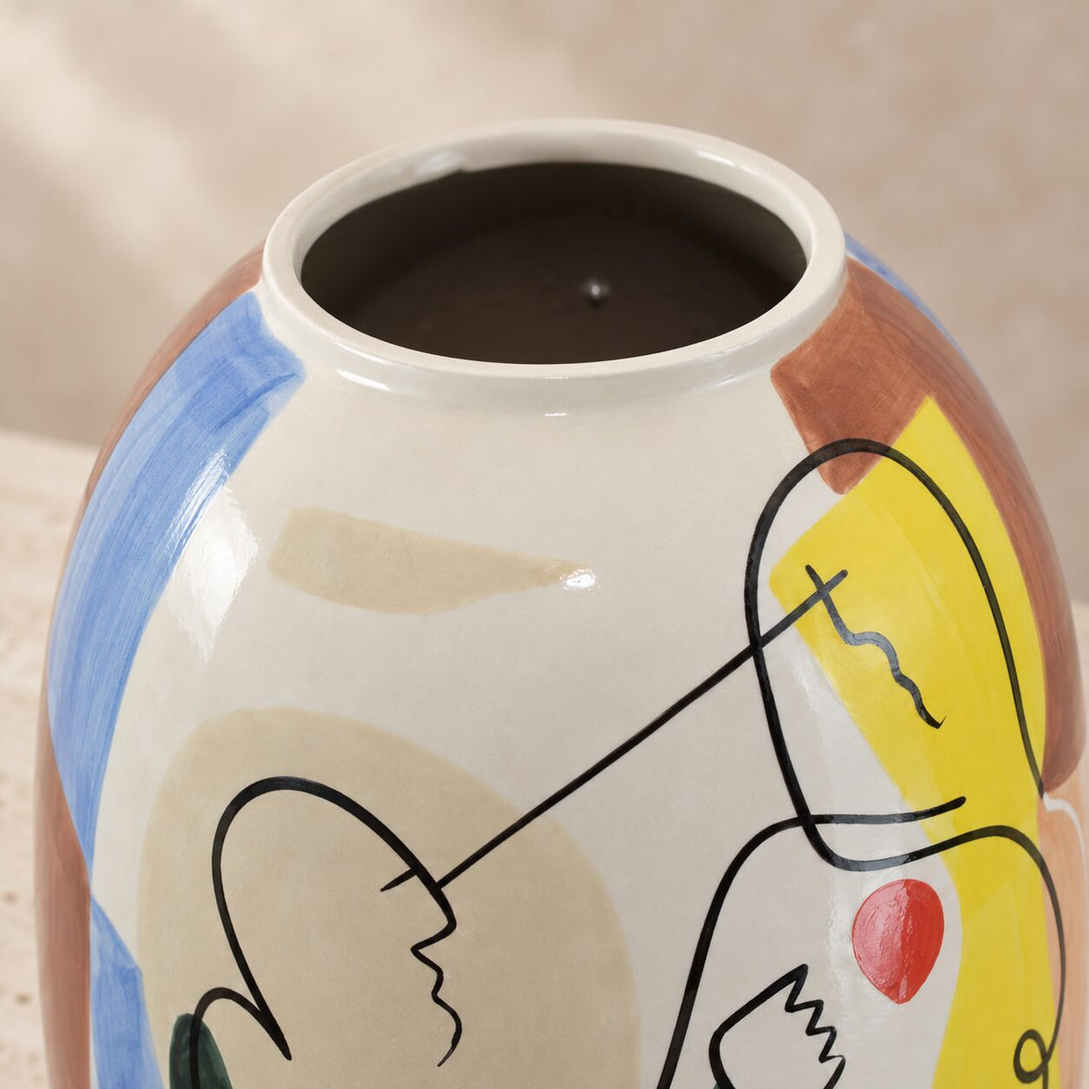Vase en porcelaine émaillée décor cubiste figures féminines, vue col intérieur
