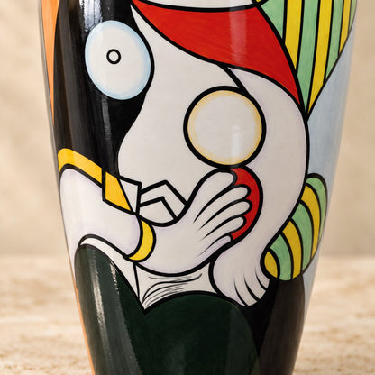 Vase en porcelaine peinte décor cubiste style Picasso, détail mains