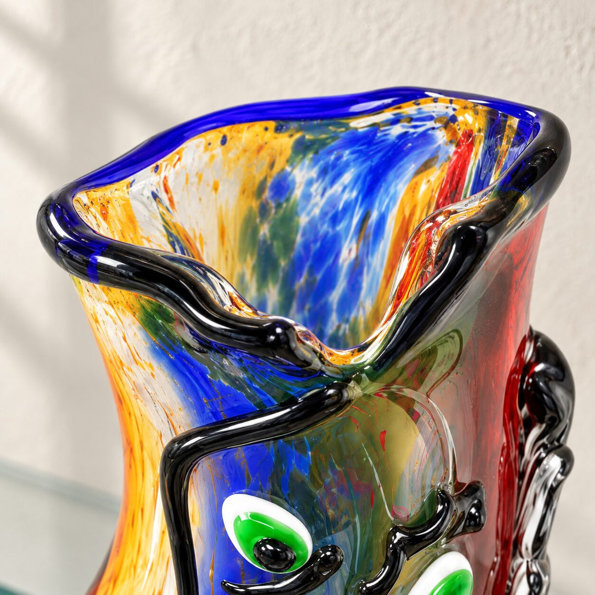 Vase sculpture visage cubiste de face en verre polychrome style Murano, détail col ouverture bordure bleue