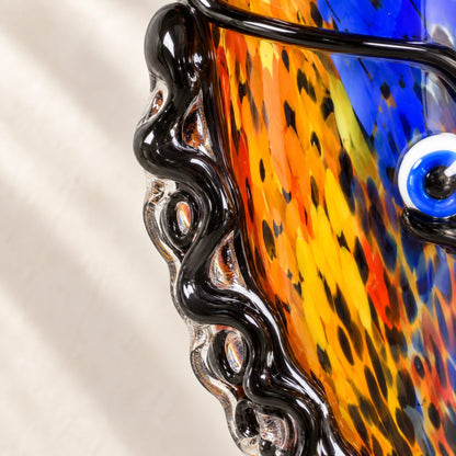 Vase sculpture visage cubiste de profil en verre polychrome style Murano, détail crête noire dentelee gros plan