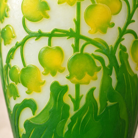 Vase en verre camée décor muguet vert et jaune, relief en pâte de verre