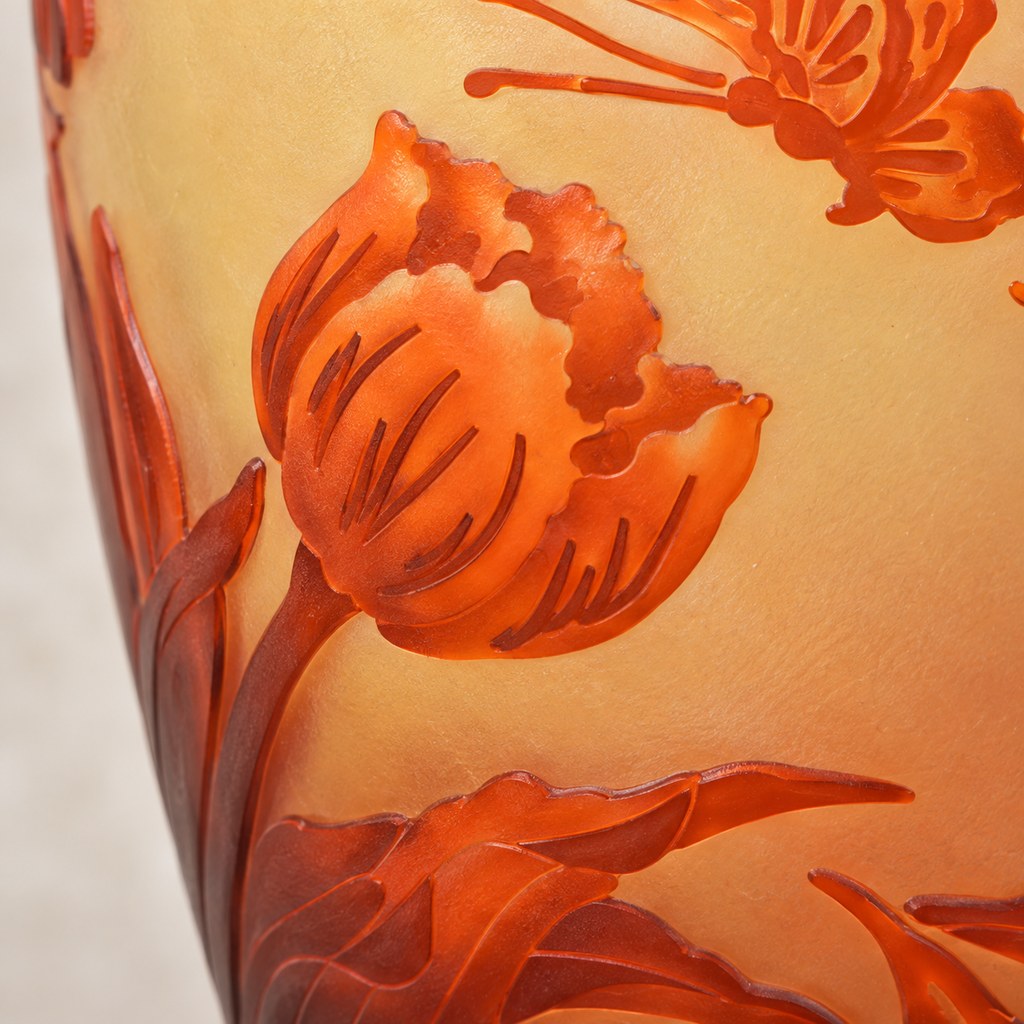 Vase en verre multicouche décor tulipes et papillon, relief en pâte de verre
