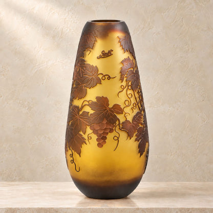 Vase en verre multicouche à décor de vigne et raisins, face avec inscription gravée