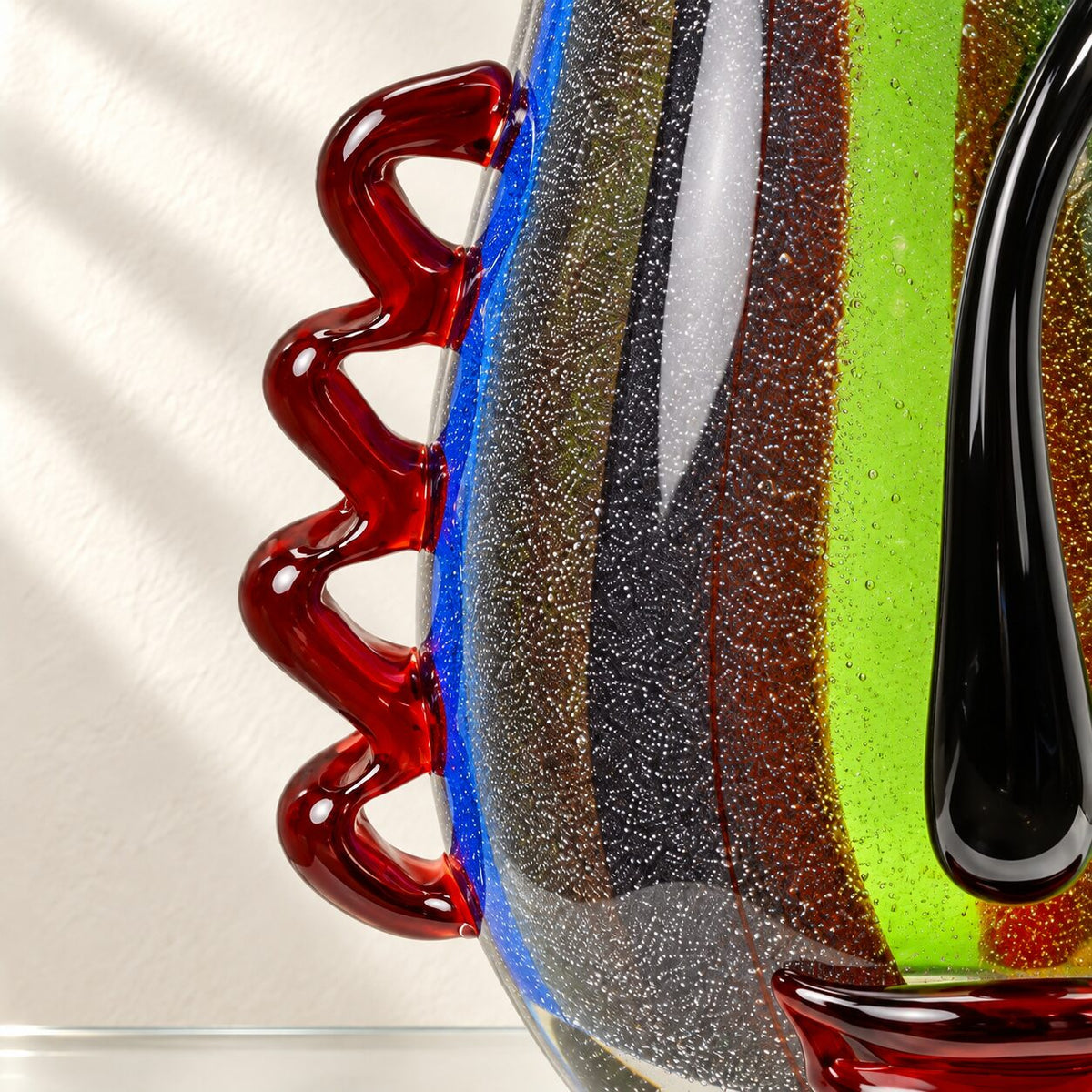 Vase visage abstrait en verre polychrome style Murano, détail crête rouge dentelee profil