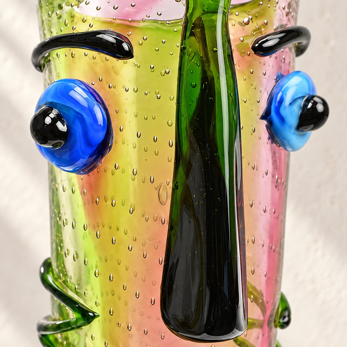 Vase visage abstrait en verre soufflé style Murano, détail yeux nez gros plan
