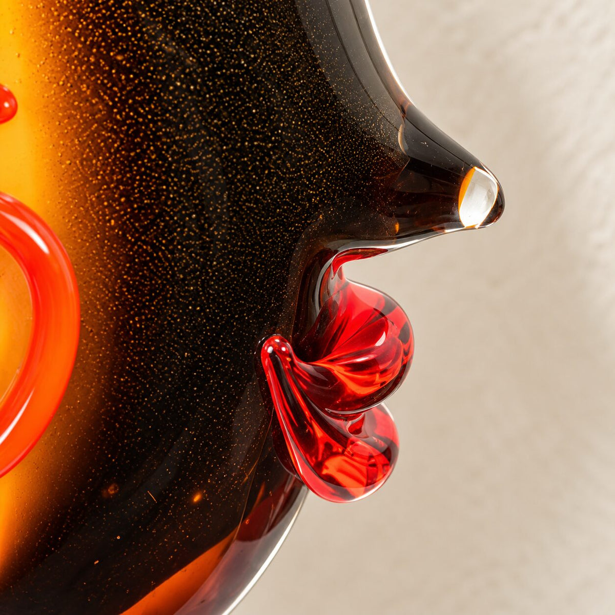 Vase visage abstrait en verre style Murano orange et noir, détail nez bouche rouge profil