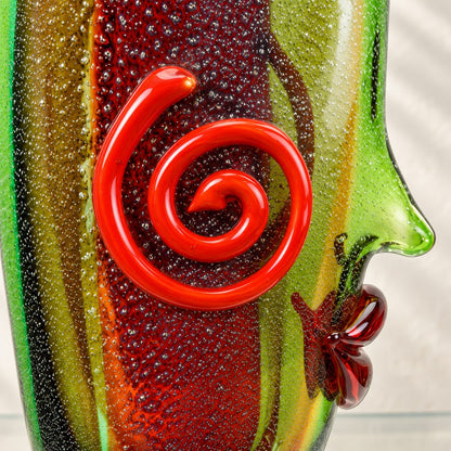 Vase visage en verre style Murano polychrome à spirale, détail spirale rouge gros plan