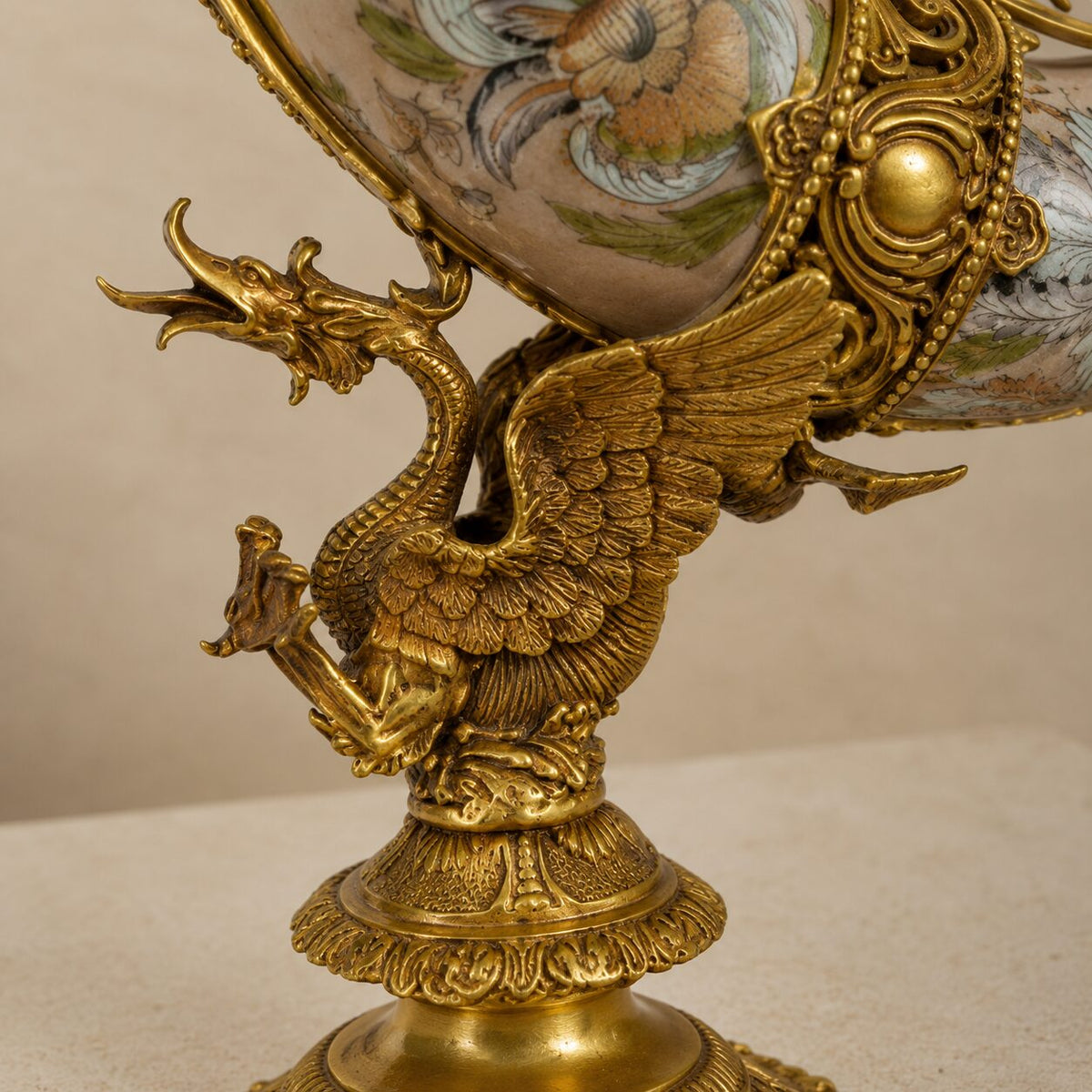 Aiguière corne d'abondance en porcelaine à rinceaux polychromes, détail dragon anse