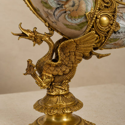 Aiguière corne d'abondance en porcelaine à rinceaux polychromes, détail dragon anse