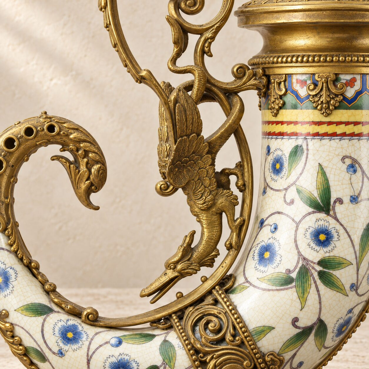 Aiguière corne d'abondance en porcelaine craquelée et bronze doré, détail dragon aile anse
