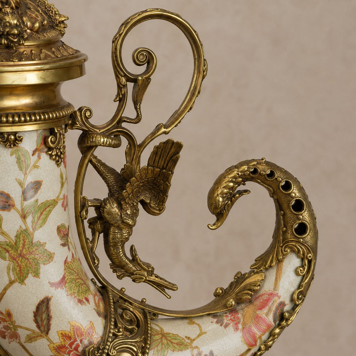 Aiguière corne d'abondance en porcelaine crème à décor floral, détail dragon anse