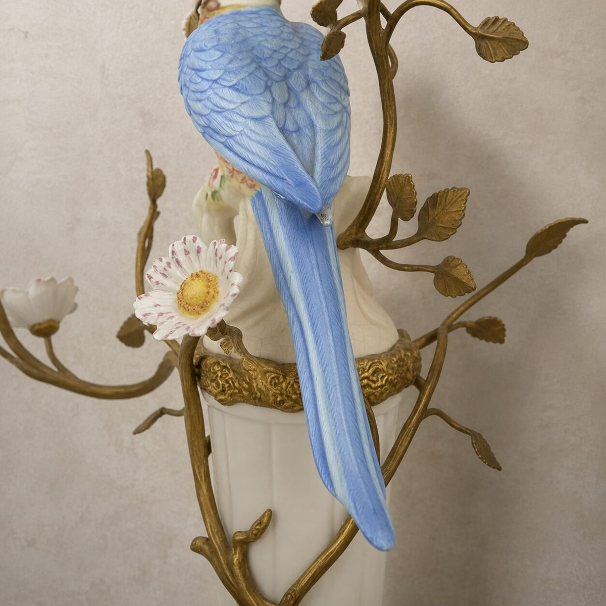 Applique cornet en porcelaine et bronze doré au perroquet, détail queue plumage