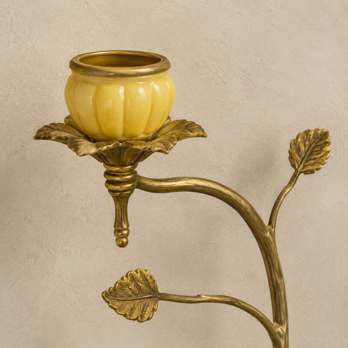 Applique murale en porcelaine et bronze au perroquet bleu, détail bobèche jaune