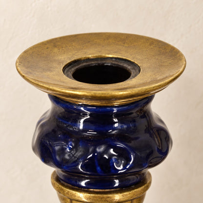 Applique murale au putto en bronze doré et porcelaine bleue, détail bras bougeoir latéral gros plan