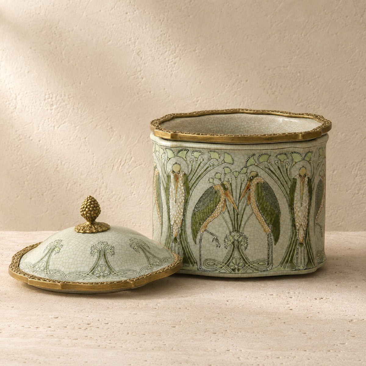 Boîte Art Nouveau en porcelaine craquelée à décor de hérons, vue ouverte