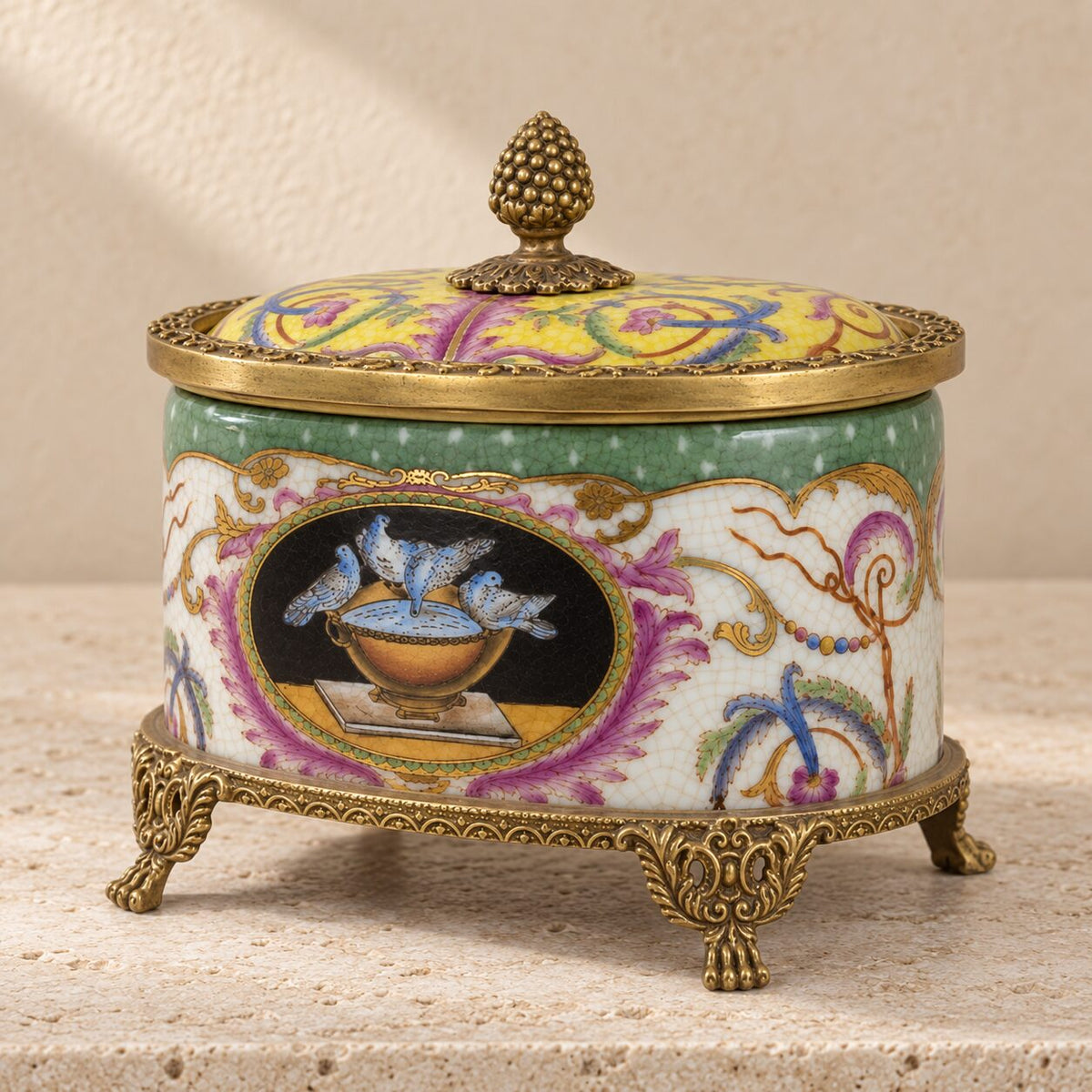 Boîte couverte en porcelaine craquelée et bronze doré, vue trois quarts