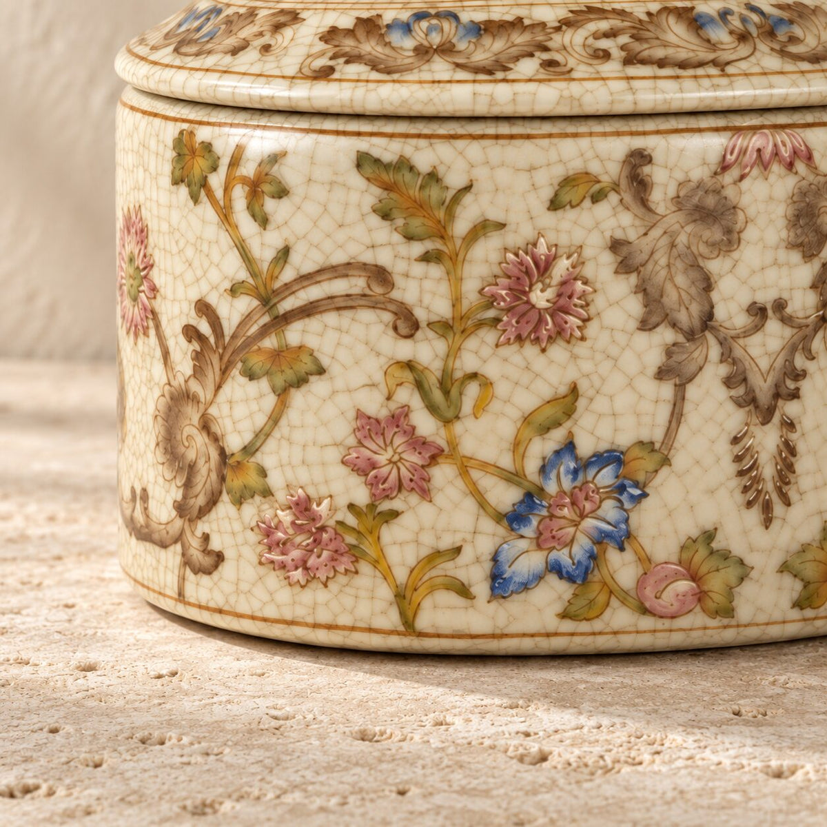 Boîte couverte en porcelaine craquelée à décor floral, détail décor floral côté gros plan