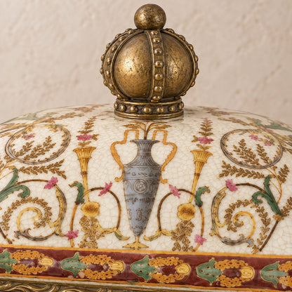 Boîte couverte en porcelaine craquelée à monture bronze doré, détail couvercle bouton couronne