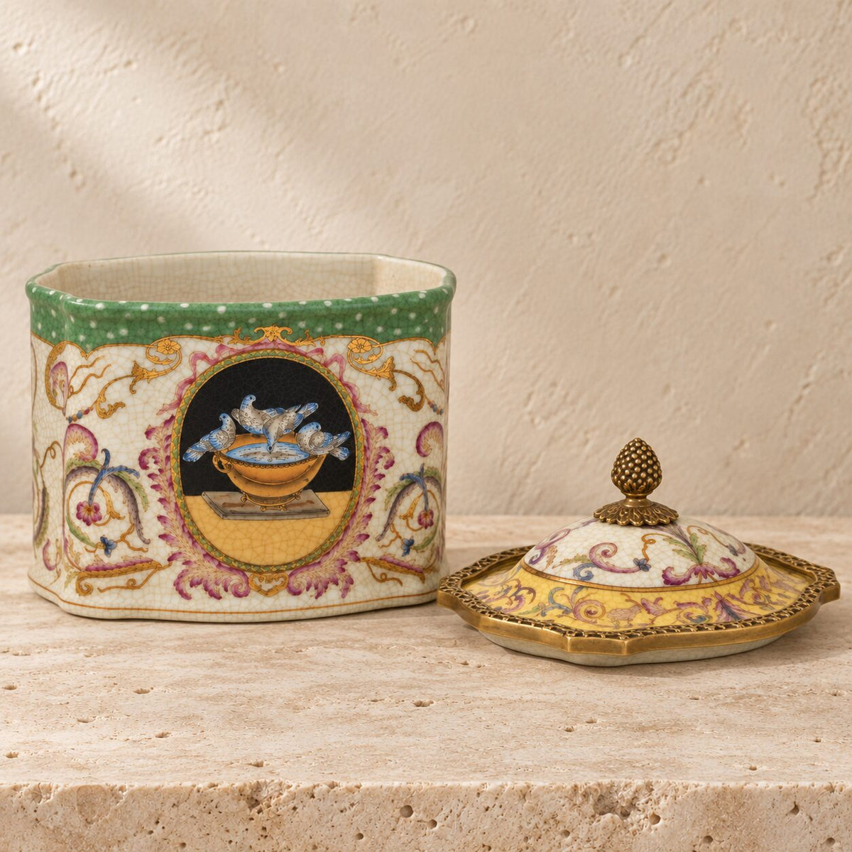 Boîte à thé en porcelaine craquelée à décor de colombes, vue ouverte