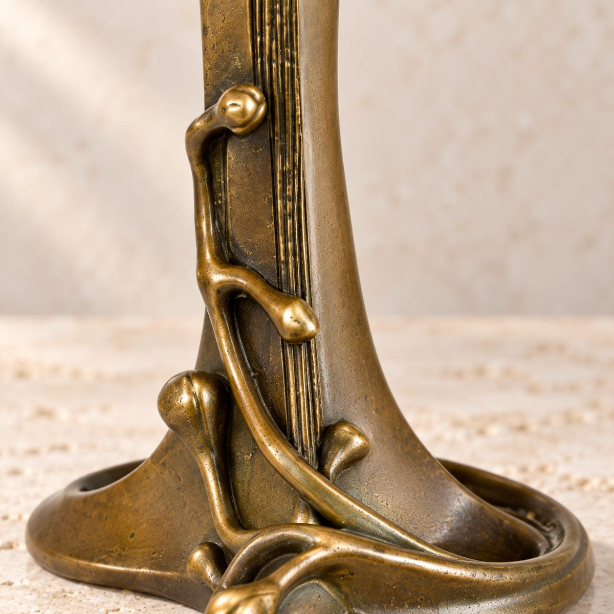 Bougeoir Art Nouveau en bronze à décor végétal, détail socle entrelacs