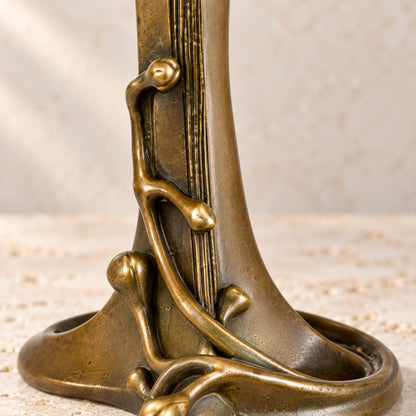 Bougeoir Art Nouveau en bronze à décor végétal, détail socle entrelacs