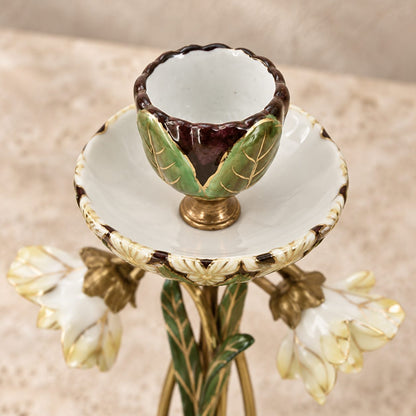 Bougeoir Art Nouveau en bronze doré émaillé à décor floral, détail bobèche vue de dessus