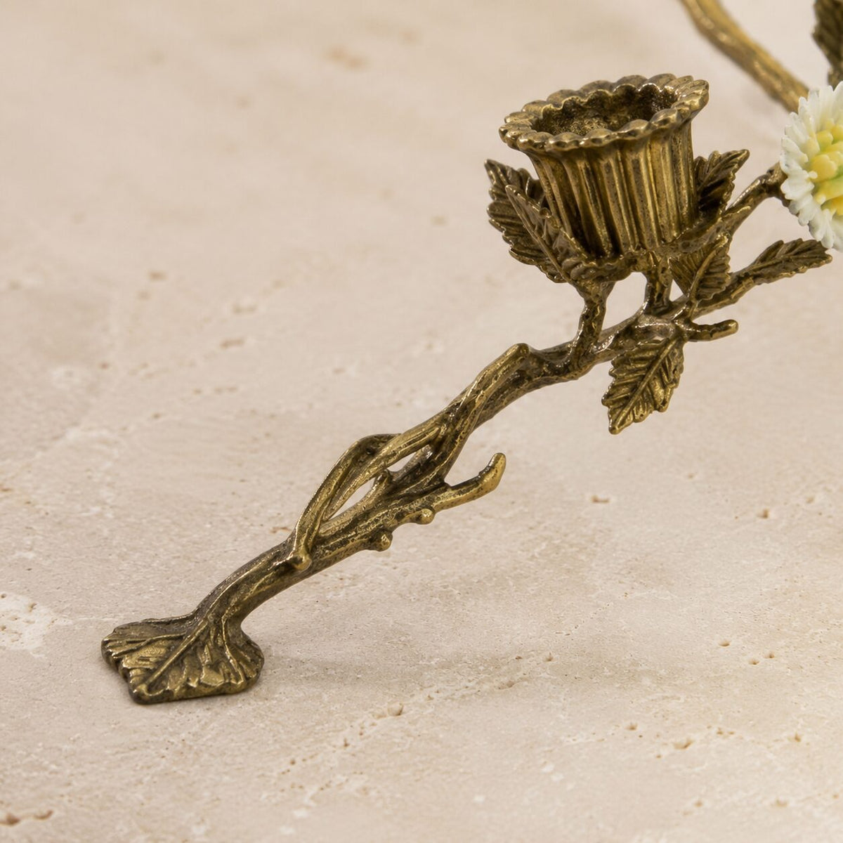 Bougeoir branche aux perruches en porcelaine et bronze doré, détail branche bobèche