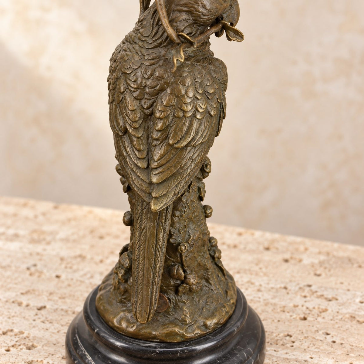 Bougeoir au perroquet en bronze patiné sur socle marbre, détail griffes socle