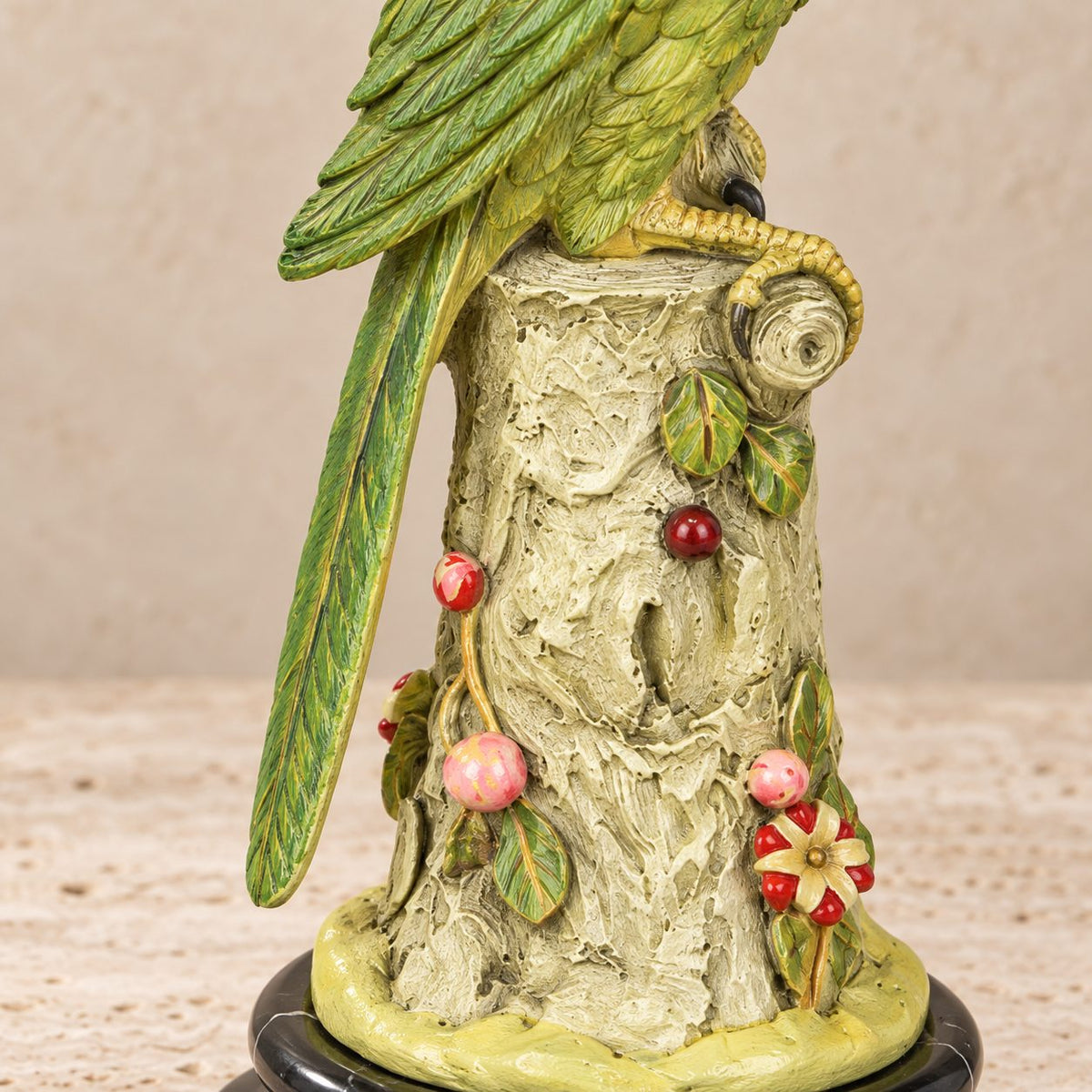 Bougeoir perroquet en bronze polychrome sur socle marbre, détail socle motif doré feuillage