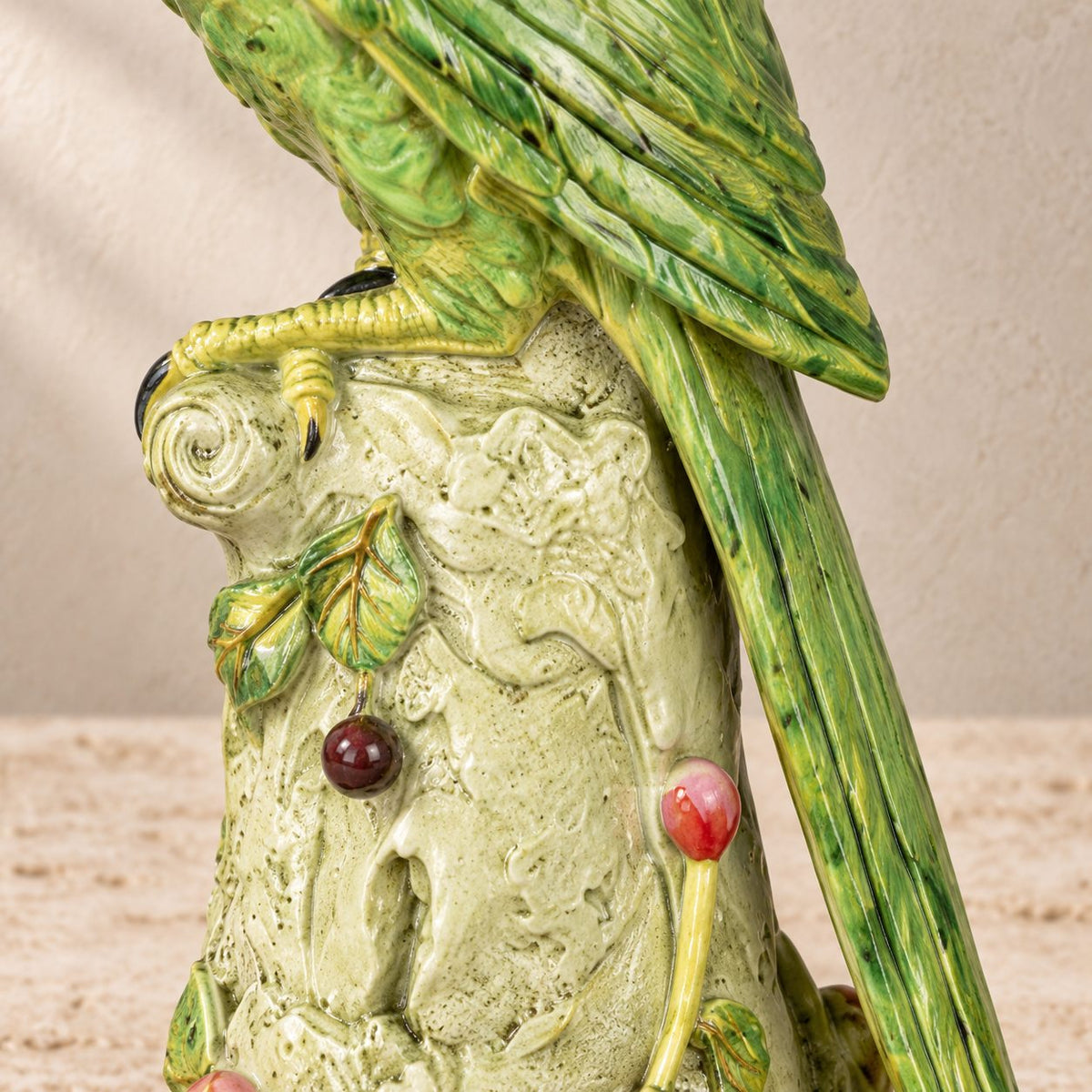 Bougeoir au perroquet vert en bronze polychrome sur socle, détail socle motif doré feuillage