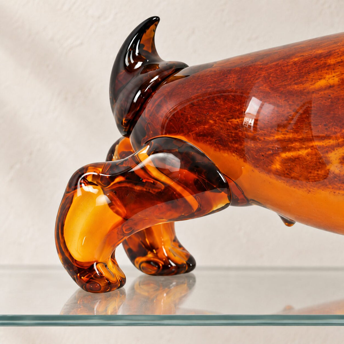 Bouledogue anglais en verre soufflé ambré, détail de la tête et des oreilles