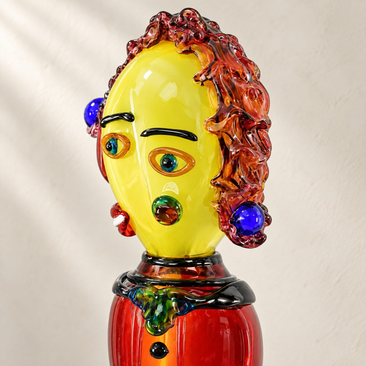 Buste de clown en verre soufflé polychrome, vue d'ensemble de trois quarts