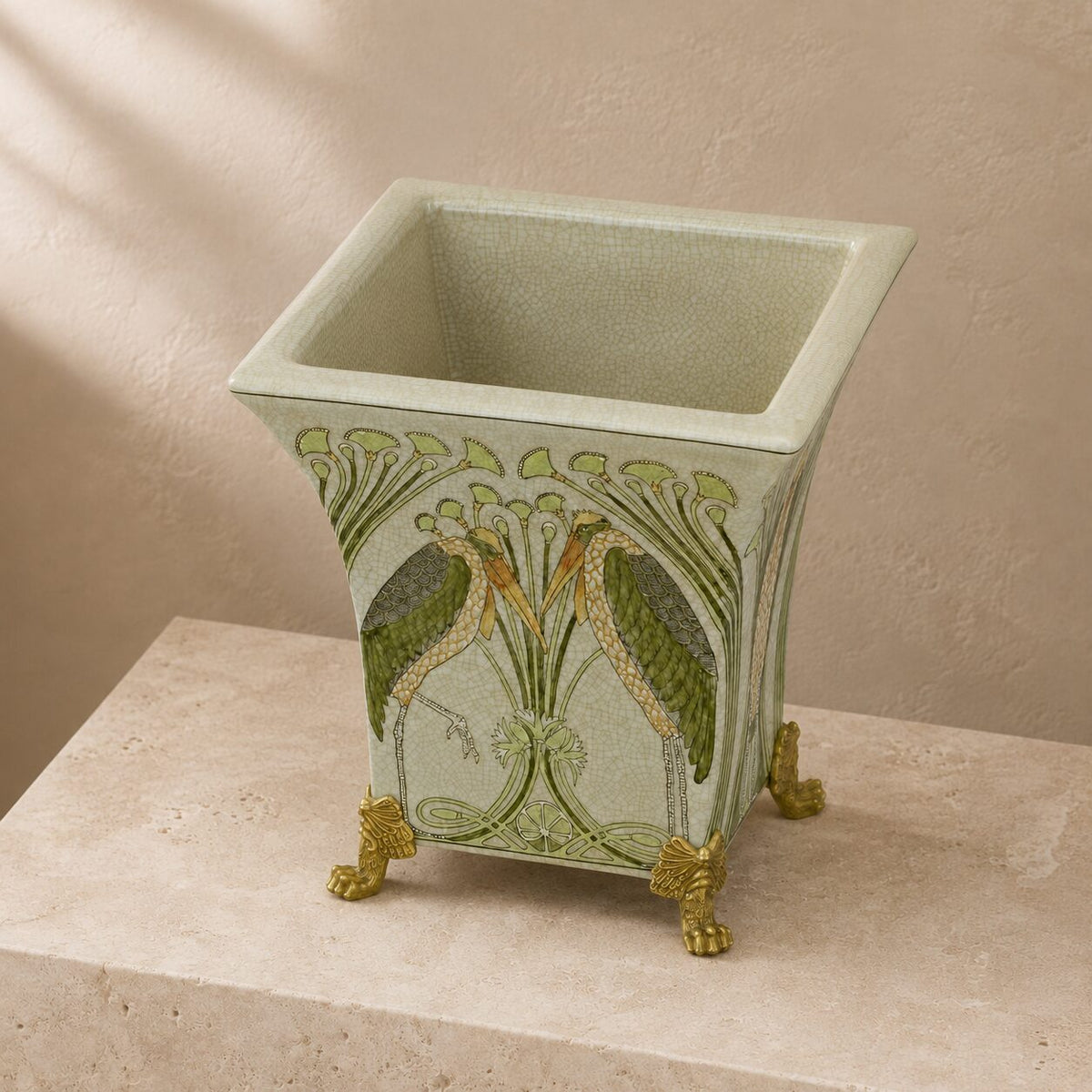 Cache-pot Art Nouveau en porcelaine craquelée aux hérons, vue trois quarts