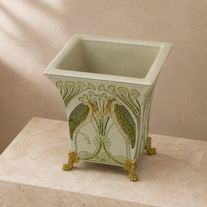 Cache-pot Art Nouveau en porcelaine craquelée aux hérons, vue trois quarts