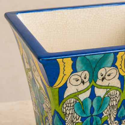 Cache-pot en porcelaine craquelée aux hiboux, monture bronze, détail angle bord