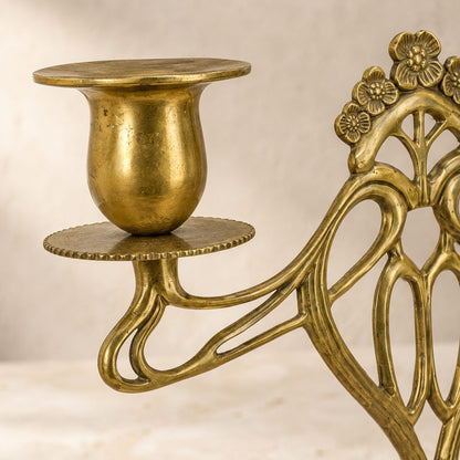 Candélabre Art Nouveau deux lumières en laiton doré mat, détail bobèche droite