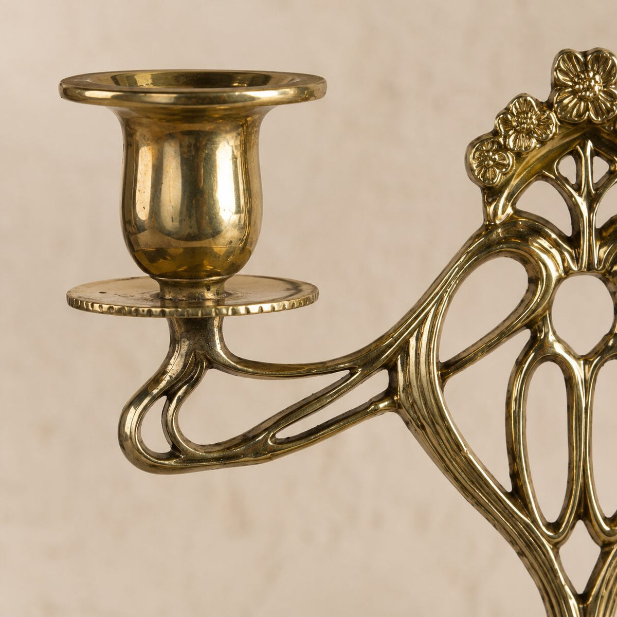 Candélabre Art Nouveau deux lumières en laiton doré poli, détail bobèche droite