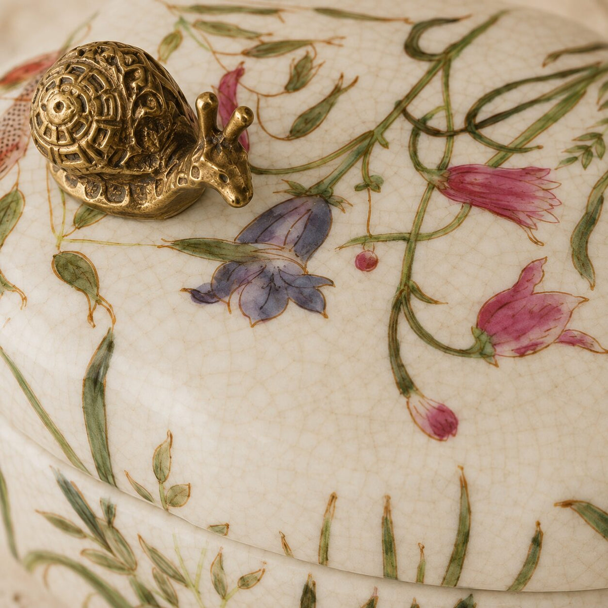 Coffret à bijoux en porcelaine craquelée, monture bronze doré, détail couvercle fleurs