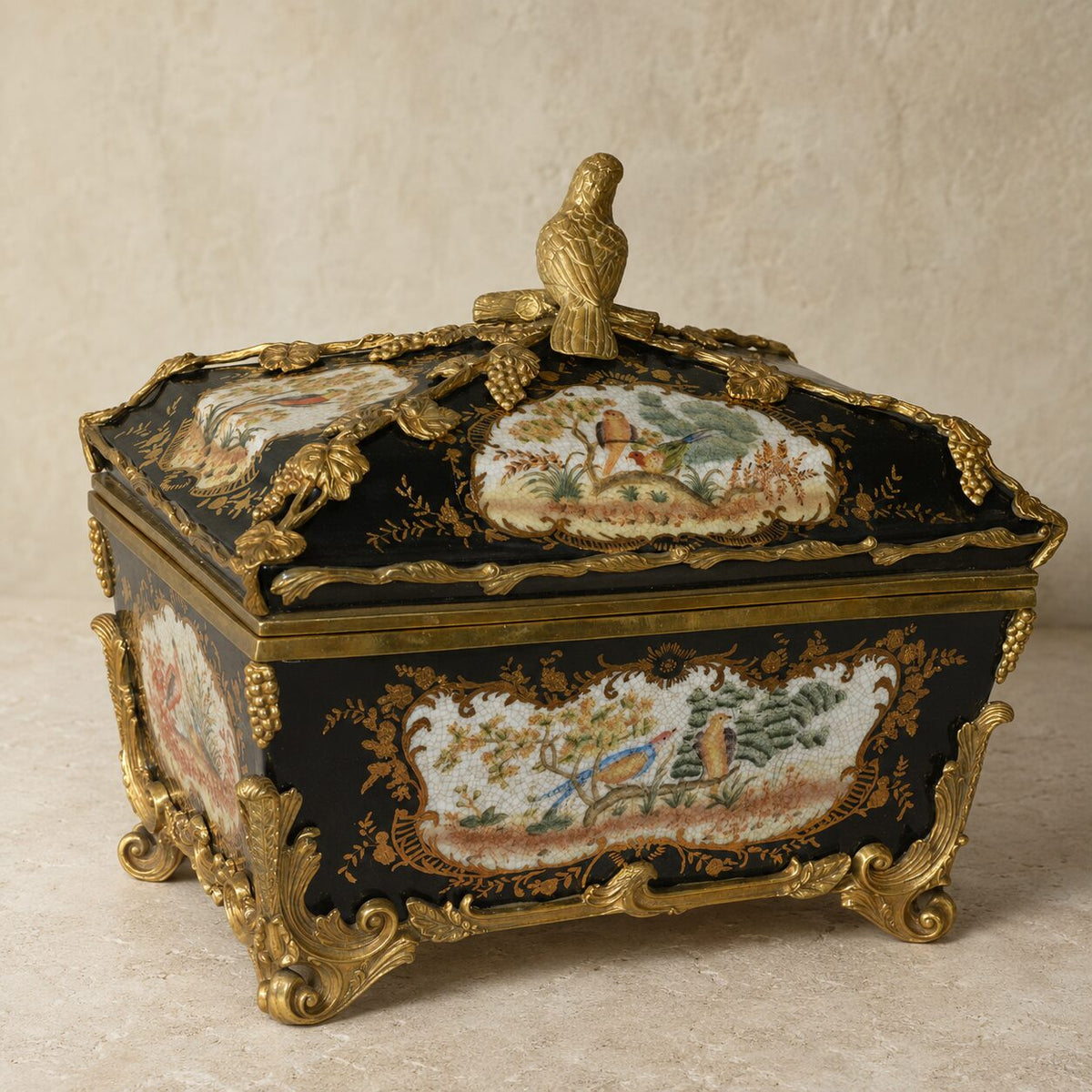 Coffret en porcelaine noire et bronze doré décor oiseaux, vue trois quarts