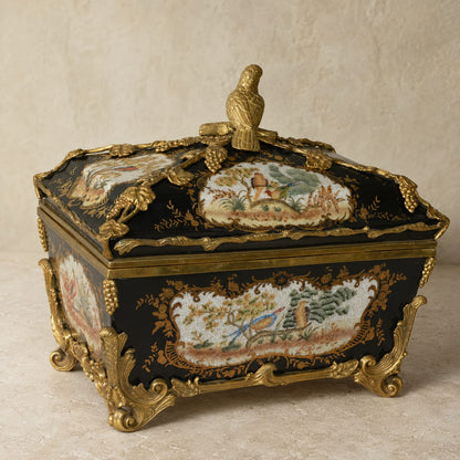 Coffret en porcelaine noire et bronze doré décor oiseaux, vue trois quarts