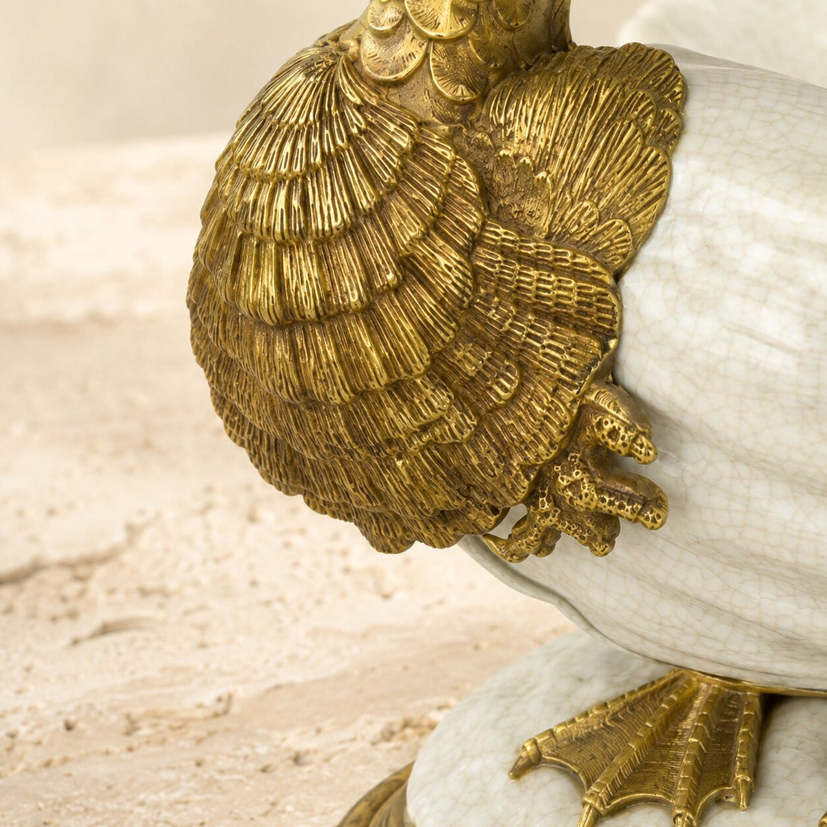 Coupe cygne en porcelaine craquelée et bronze doré, détail plumage queue
