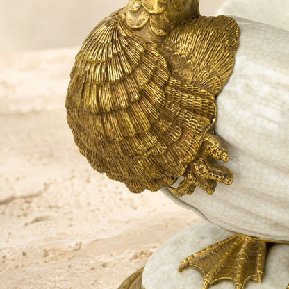 Coupe cygne en porcelaine craquelée et bronze doré, détail plumage queue