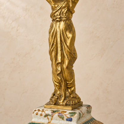 Coupe en porcelaine ajourée à monture cariatide en bronze doré, détail jambes drapée