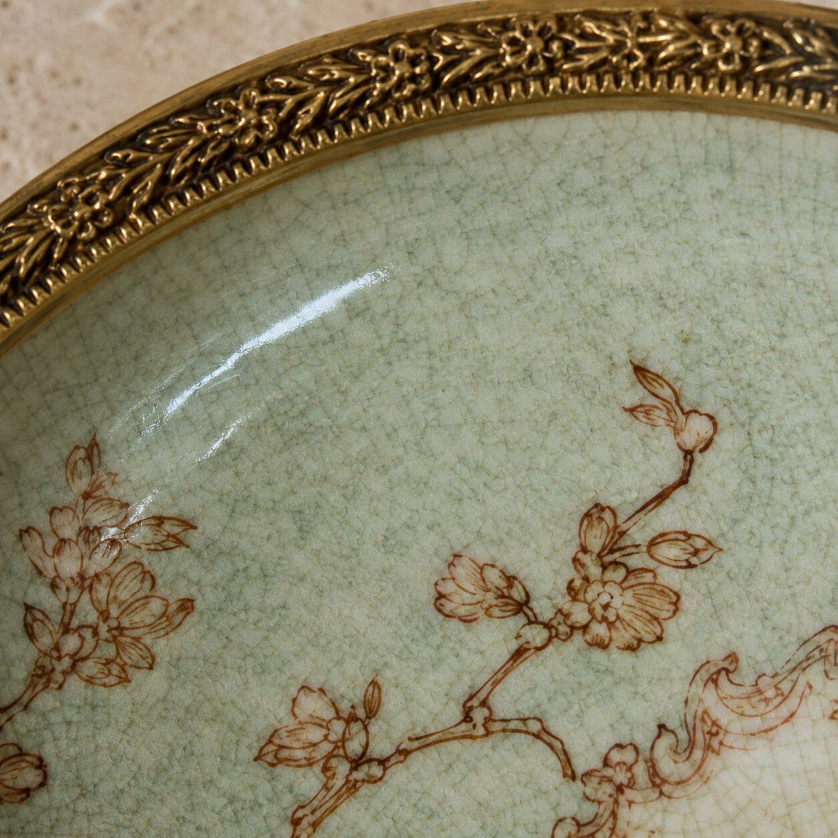 Coupe en porcelaine céladon à décor chinois, monture bronze, détail branche fleurie