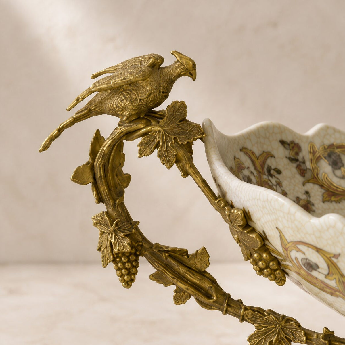 Coupe en porcelaine craquelée sur monture bronze aux putti, détail perroquet anse
