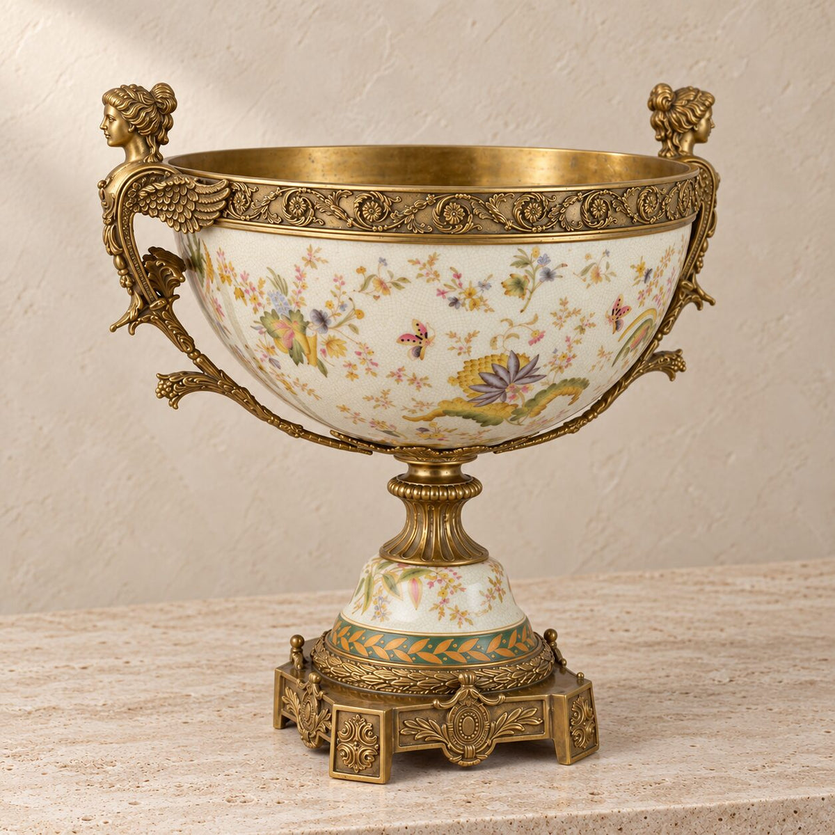 Coupe en porcelaine craquelée à décor floral, monture bronze, vue d'ensemble profil