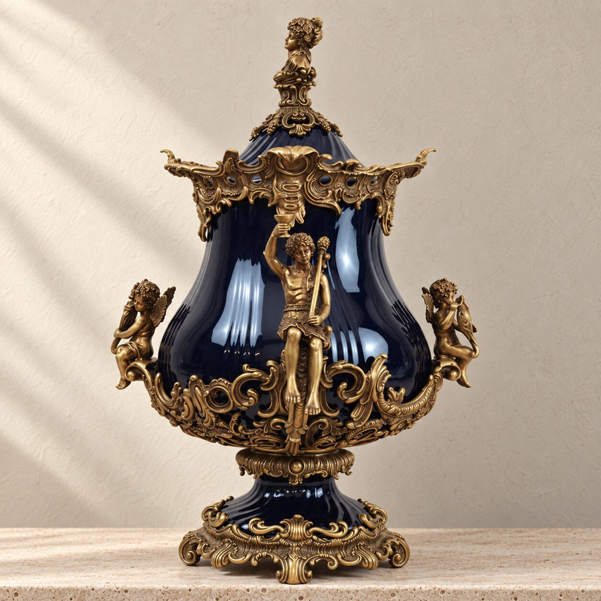 Grande urne couverte en porcelaine bleu cobalt et bronze doré, vue trois quarts