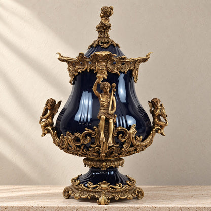 Grande urne couverte en porcelaine bleu cobalt et bronze doré, vue trois quarts